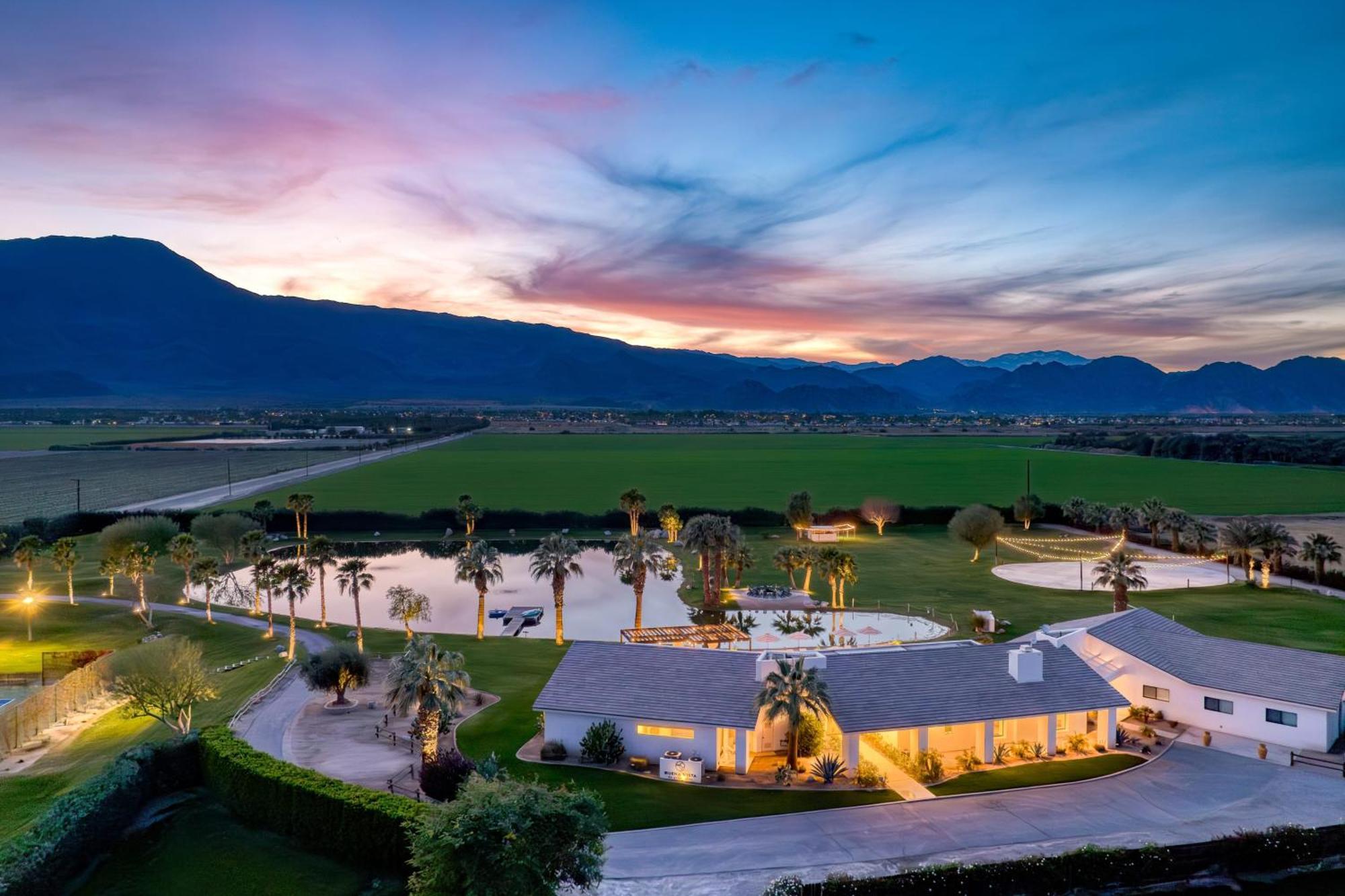 Buena Vista By Avantstay Massive Outdoor Oasis W Pool Spa Firepit La Quinta Exterior photo